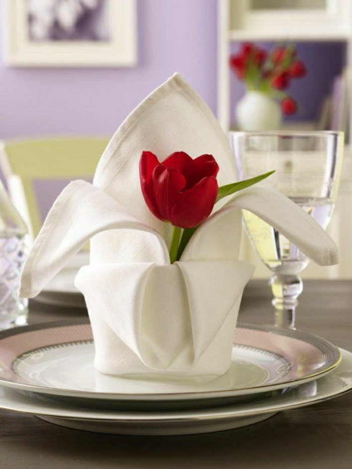 1-weiße-Serviette-als-Blumentopf-falten