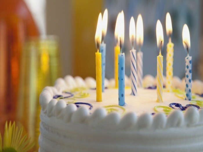 15-weiße-Geburtstagstorte-mit-leckerer-Glasur-und-bunten-Kerzen