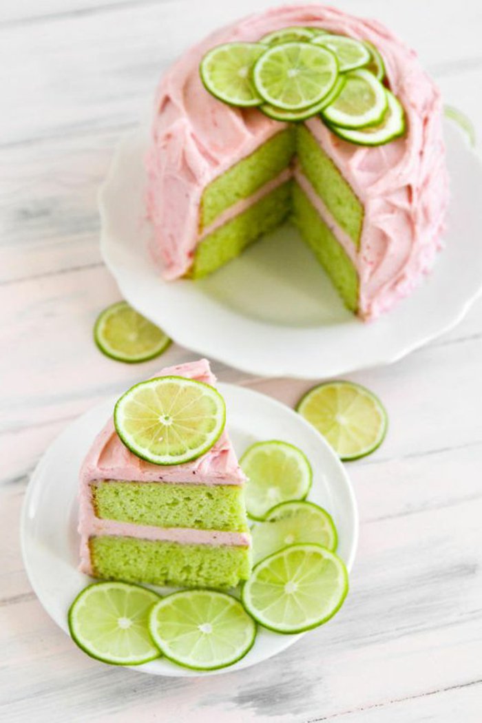 4-bunter-Geburtstagskuchen-mit-Lime-und-rosa-Glasur