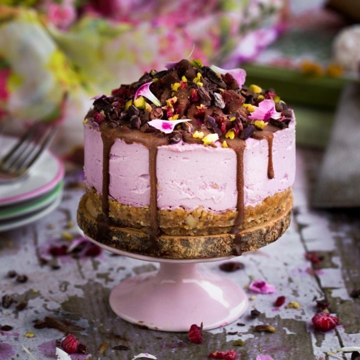8-fantastische-Geburtstagstorte-mit-rosa-Glasur-Schokolade-und-getrockneten-Früchten