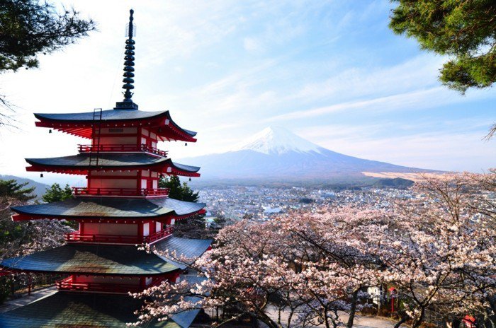 Aussicht-von-Japan-typisches-Häuschen-Gebirge-Blütenbäume