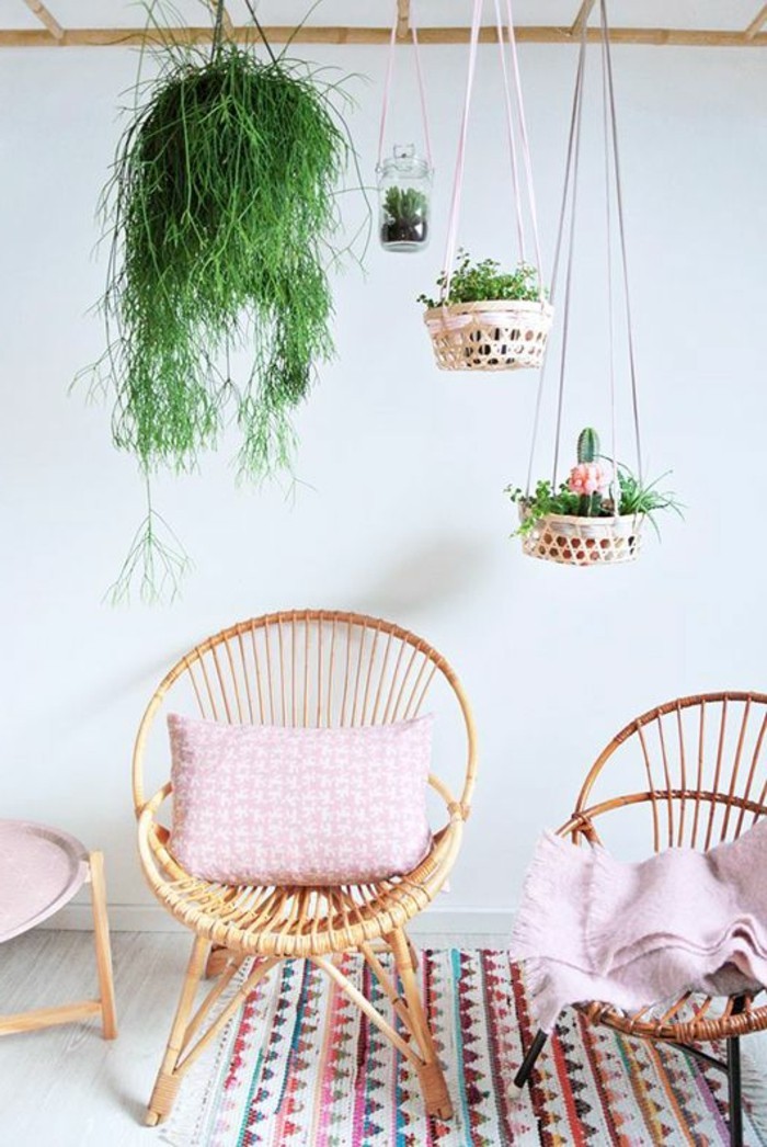 Boho-Chic-Atmosphäre-bunter-Teppich-Rattanstühle-mit-rosa-Sitzkissen