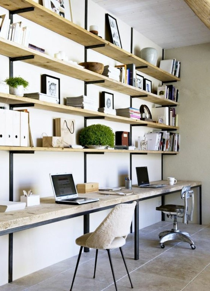 Büromöbel-Design-mit-Regalen-aus-Holz