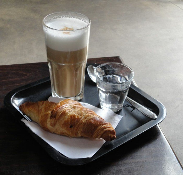 Latte-Macchiato-und-croissant-am-Frühstück