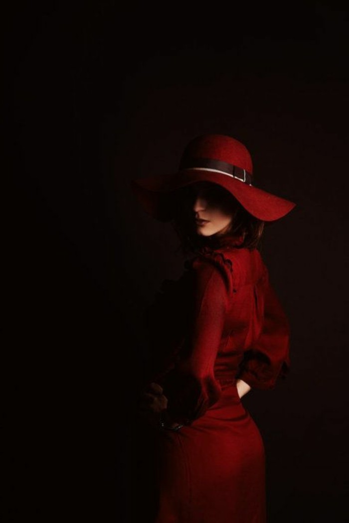 Dame-mit-mysteriöser-roten-Silhouette
