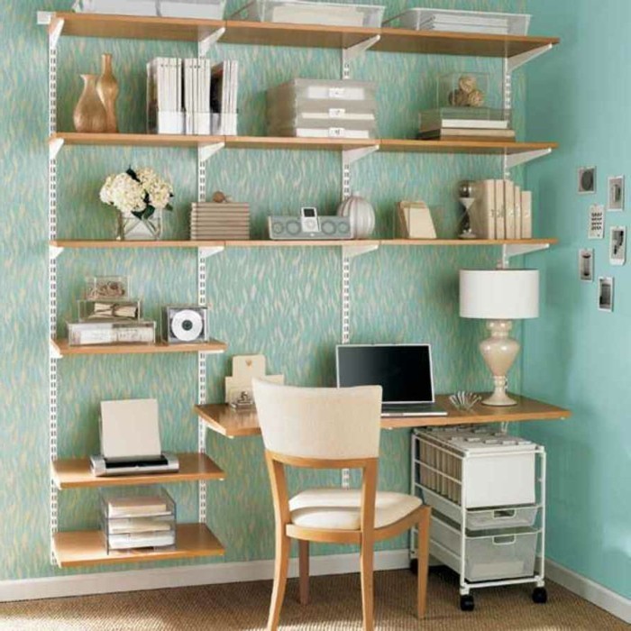 Einfaches-Büromöbel-Design-mit-hohen-Regalen
