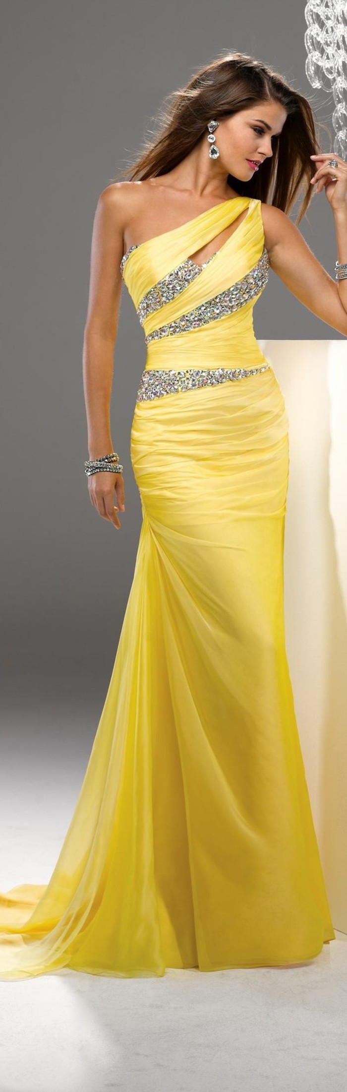 Elegante-Kleider-gelb-silber
