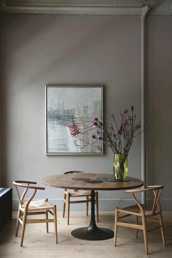 Esstisch-rund-Stühle-mit-einfachem-Design-lila-Blumen