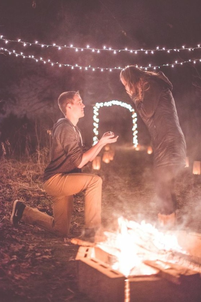 Heiratsantrag-Ideen-neben-dem-Feuer