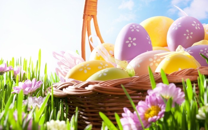 Hintergrundbilder-Ostern-mit-Eiern-im-Korb-auf-einer-Wiese