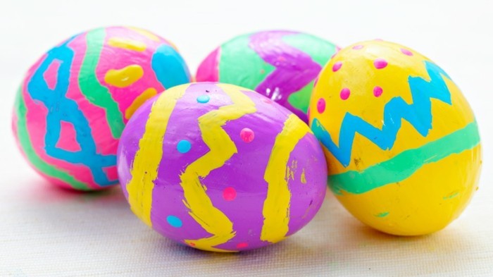 Hintergrundbilder-Ostern-mit-von-Kindern-bemalten-Eiern