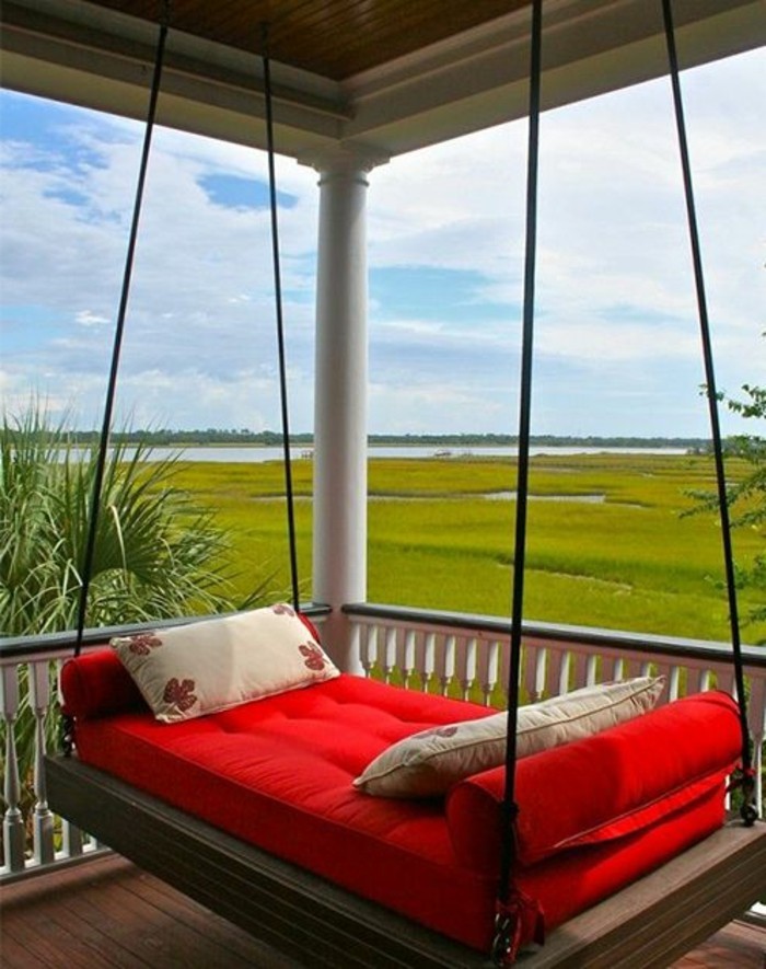 Hängematte-outdoor-rote-matratze-veranda-landhaus