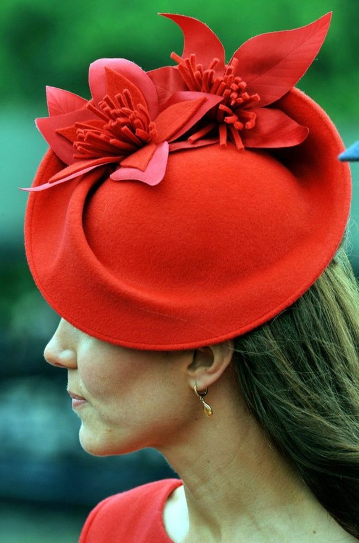 Kate-Middleton-mit-effektvollem-roten-Hut