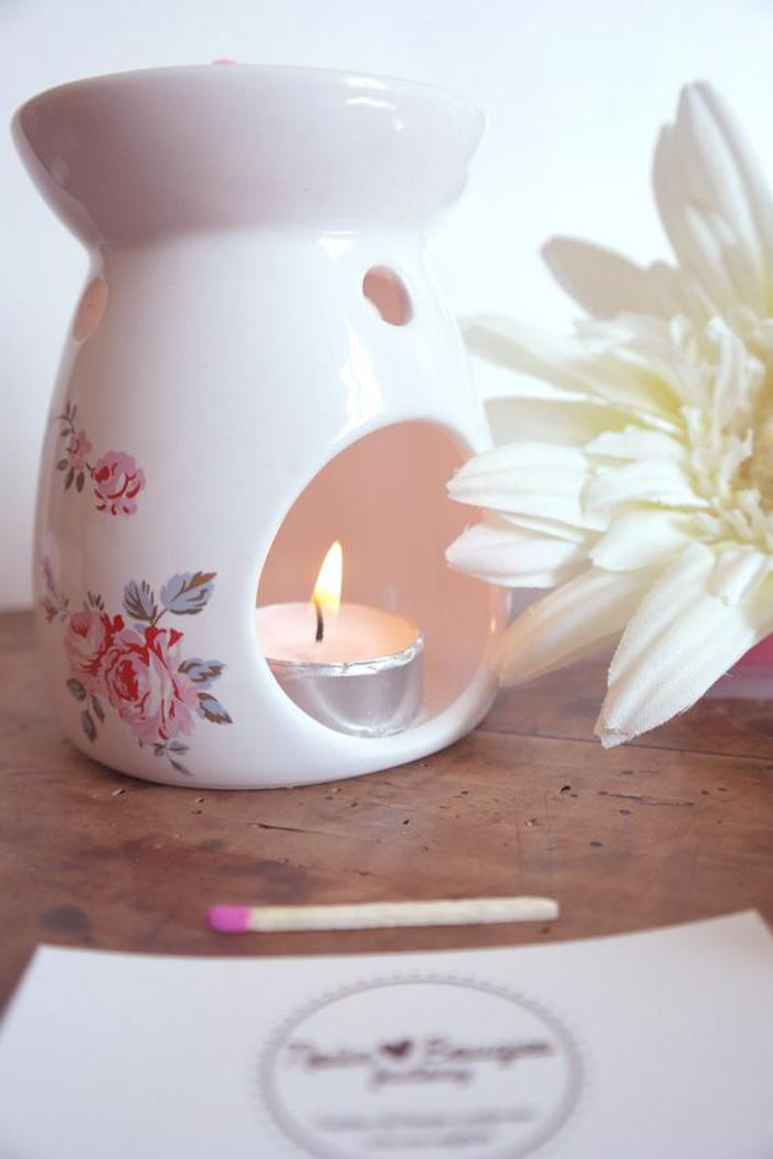 Kerzenhalter-aus-Porzellen-mit-schönem-floralen-Muster