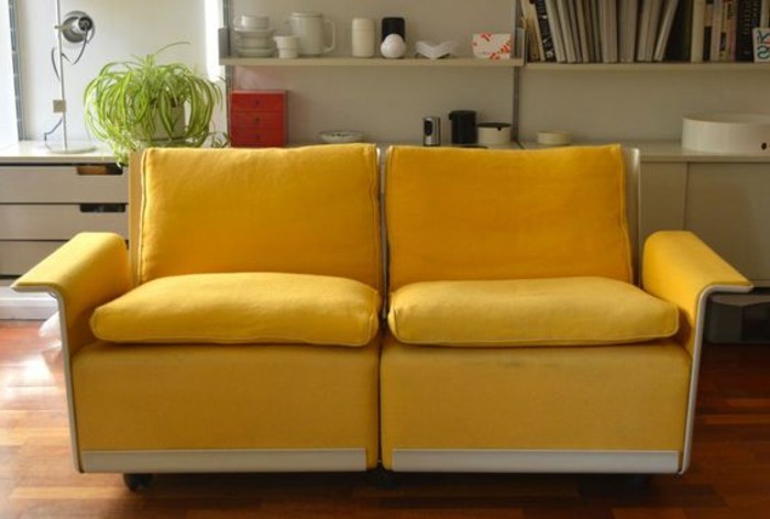 Kleines-Sofa-in-gelber-Farbe