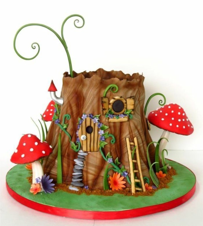 Kuchen-für-Kindergeburtstag-Wald-Baum-umgeben-von-Pilzen