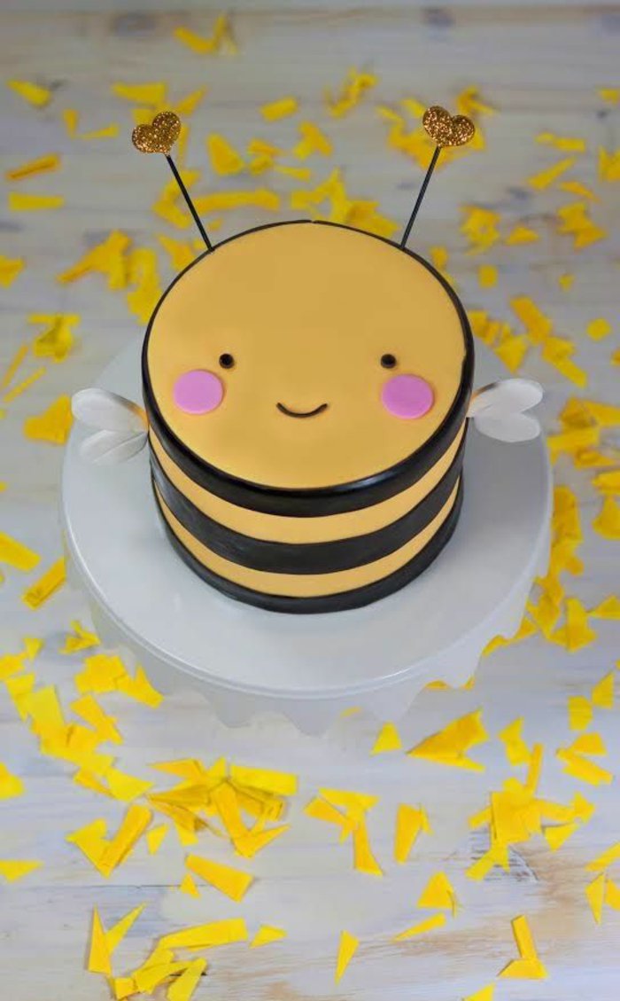 Kuchen-für-Kindergeburtstag-in-der-Form-von-Biene