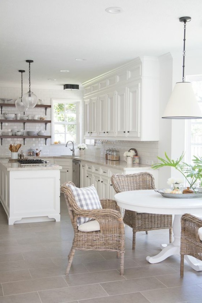 Küchen-Interieur-in-Weiß-schöne-Rattanmöbel