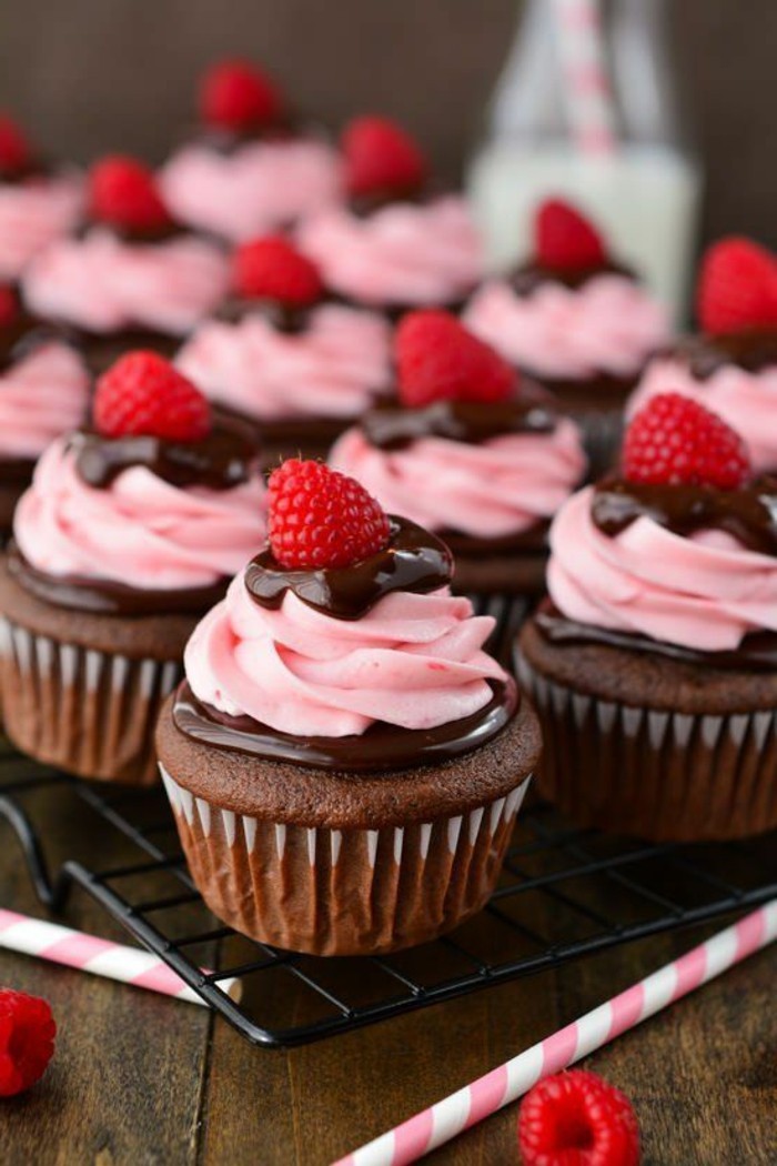 Nachtisch-für-Valentinstag-Schokoladen-Cupcakes-mit-Frischkäse-Frosting-dekoriert-mit-Himbeeren