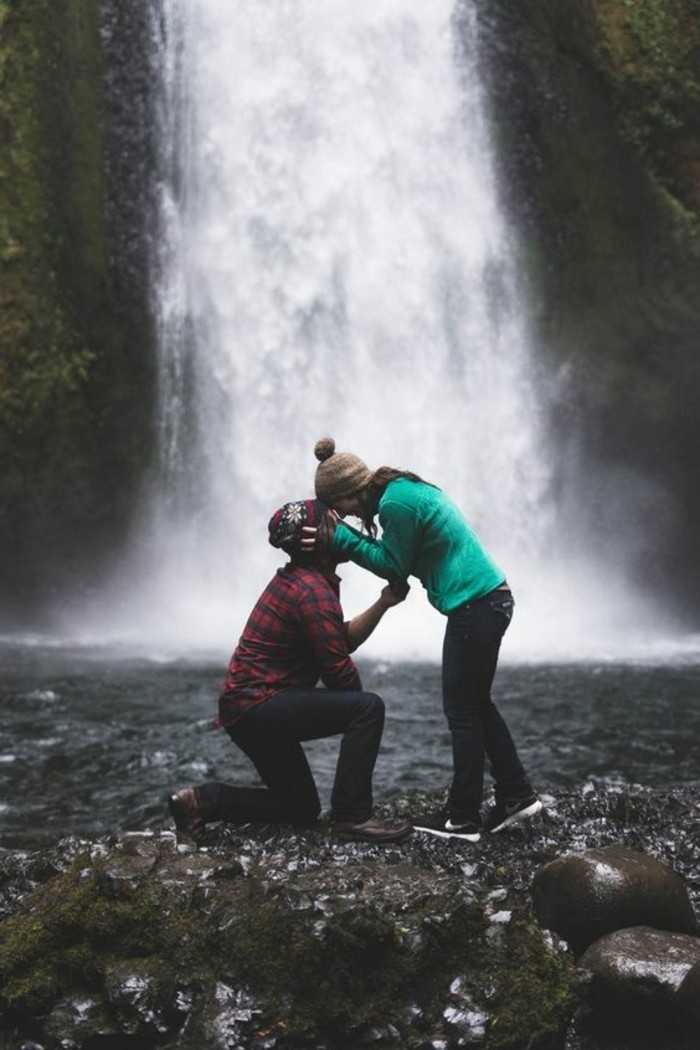 Origineller-Heiratsantrag-vor-einem-Wasserfall