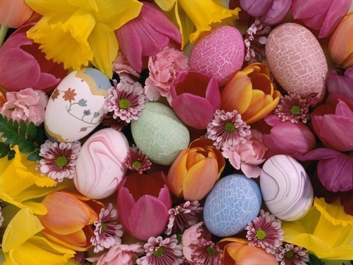Ostern-Hintergrundbilder-mit-Tulpen-und-gefärbten-Eiern