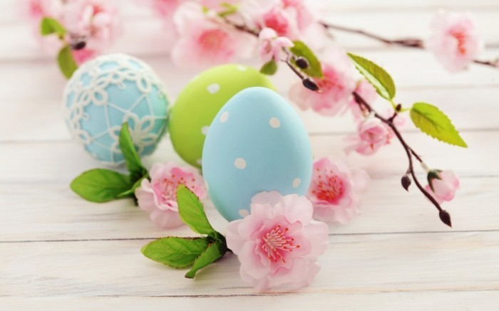 Ostern-Wallpaper-mit-Frühlingsast-und-gefärbten-Eiern