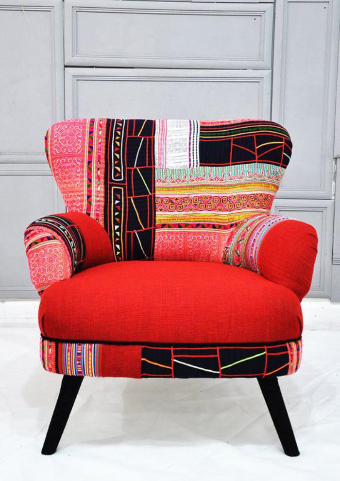 Sessel-mit-rotem-Sitzkissen-und-bunter-Lehne