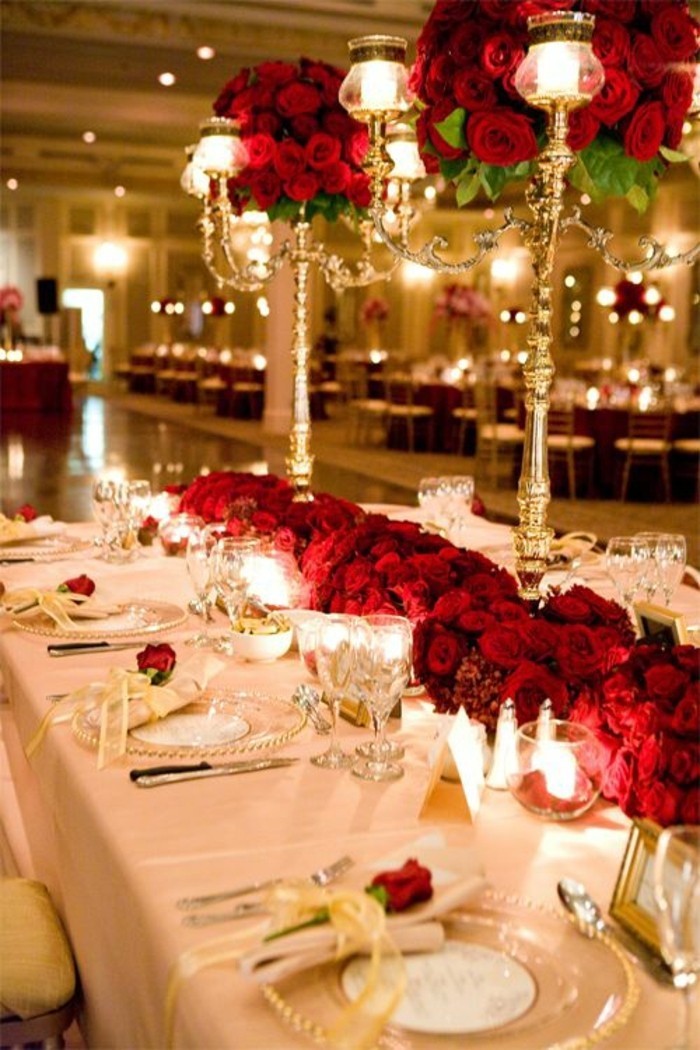Tischdeko-Hochzeit-geschmückt-mit-roten-Rosen