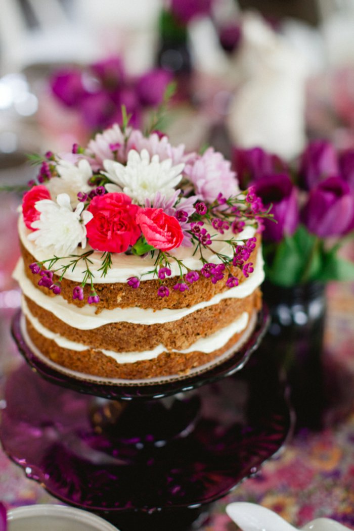 Torte-dekoriert-mit-Blumen-in-rustikalem-Stil