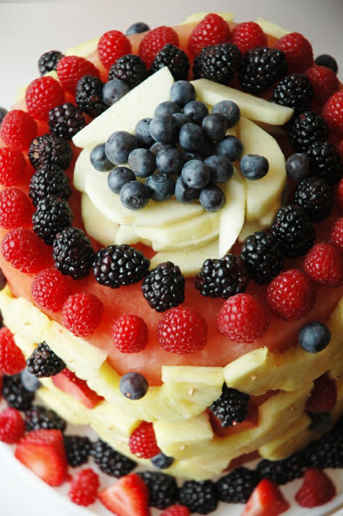 Torte-gemacht-komplett-aus-Früchten