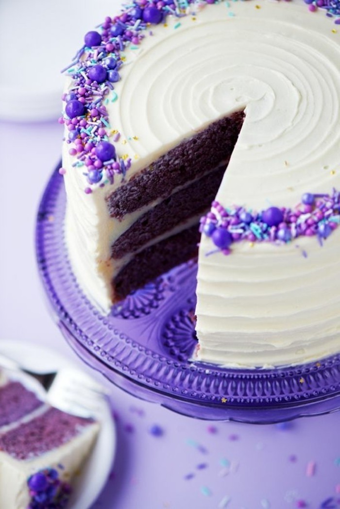 Torte-mit-weißer-Glasur-und-lila-Füllung