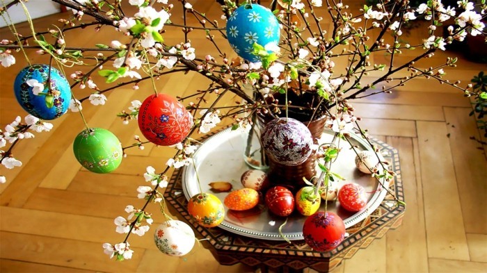 Wallpaper-Ostern-mit-Baum-von-dem-gefärbte-Eier-hängen