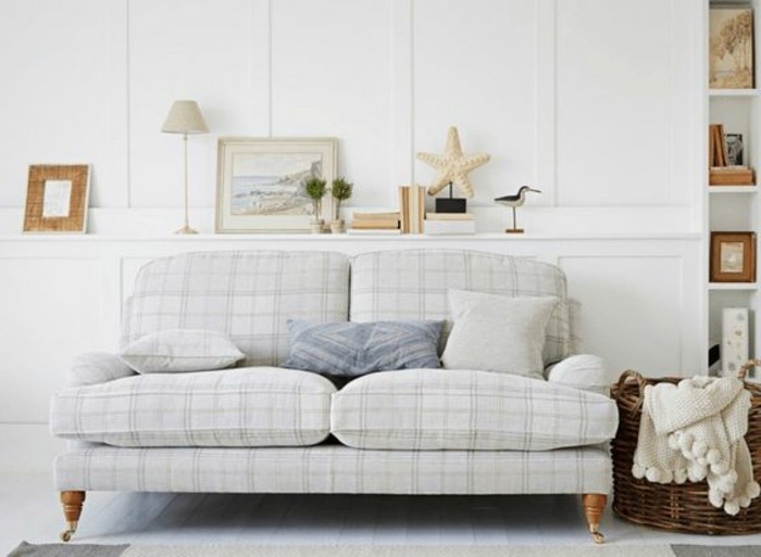 Weiße-Couch-mit-Karo-Muster