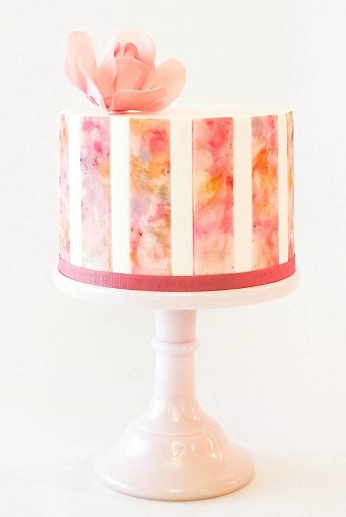 attraktive-rosa-Torte-dekoriert-mit-Rose
