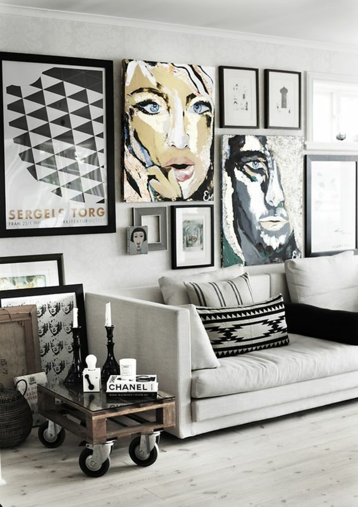 attraktive-wohnzimmer-wände-gestalten-viele-bilder-über-dem-grauen-sofa
