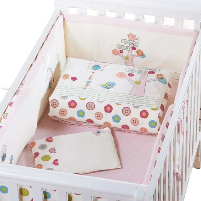 baby-kinderbett-mädchen-weißes-design-rosige-bettwäsche