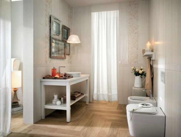badezimmer-bodenfliesen-holzoptik-waschtisch-in-weiß-vintage-badspiegel