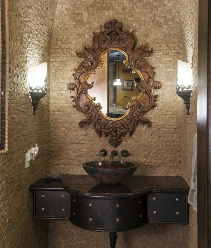 barock-spiegel-in-einem-eleganten-badezimmer