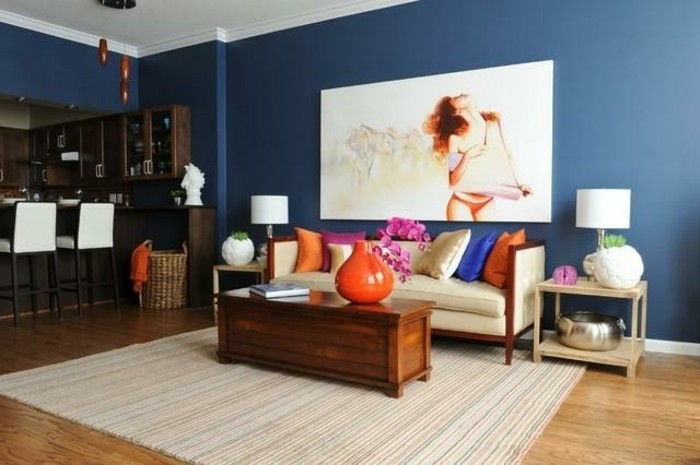 beige-teppich-und-kreative-wandgestaltung-wandfarbe-petrol-modernes-sofa