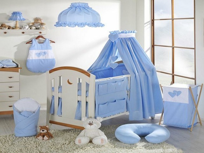 blaue-bettwäsche-süßes-baby-bettchen-im-babyzimmer