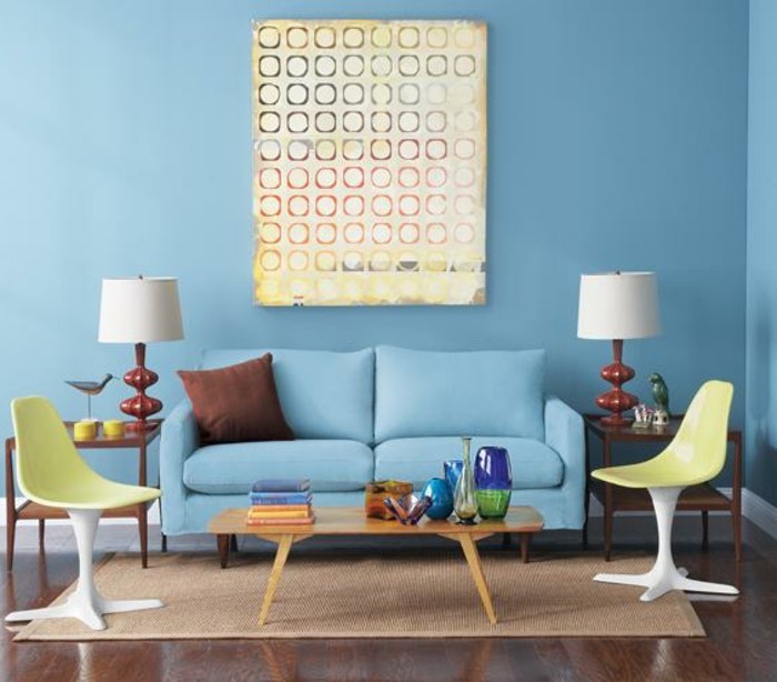 blaue-wände-im-wohnzimmer-mit-schönen-möbelstücken