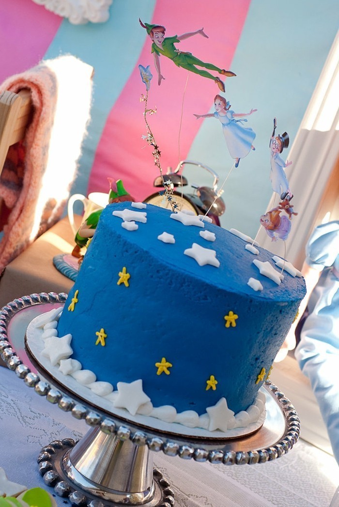 blauer-Kuchen-für-Kindergeburtstag-mit-Peter-Pan-Motiven