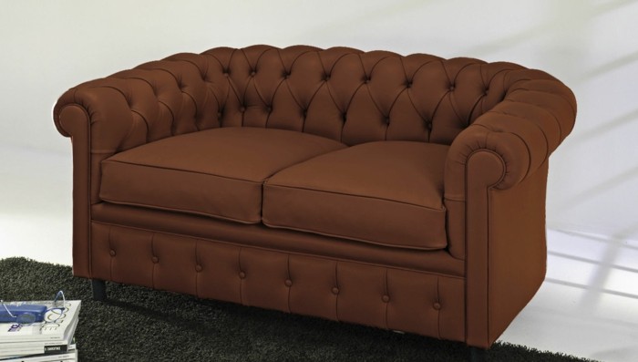 braunes-Zweisitzer-Couch-mit-großen-Kissen