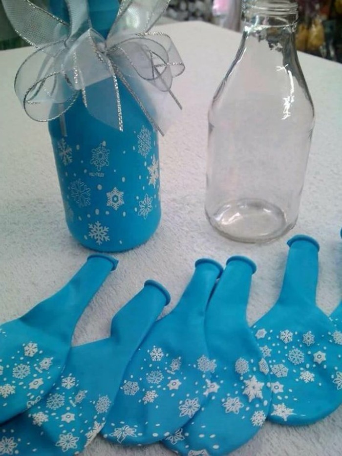 deko-zur-taufe-interessante-flasche-blaue-ballons