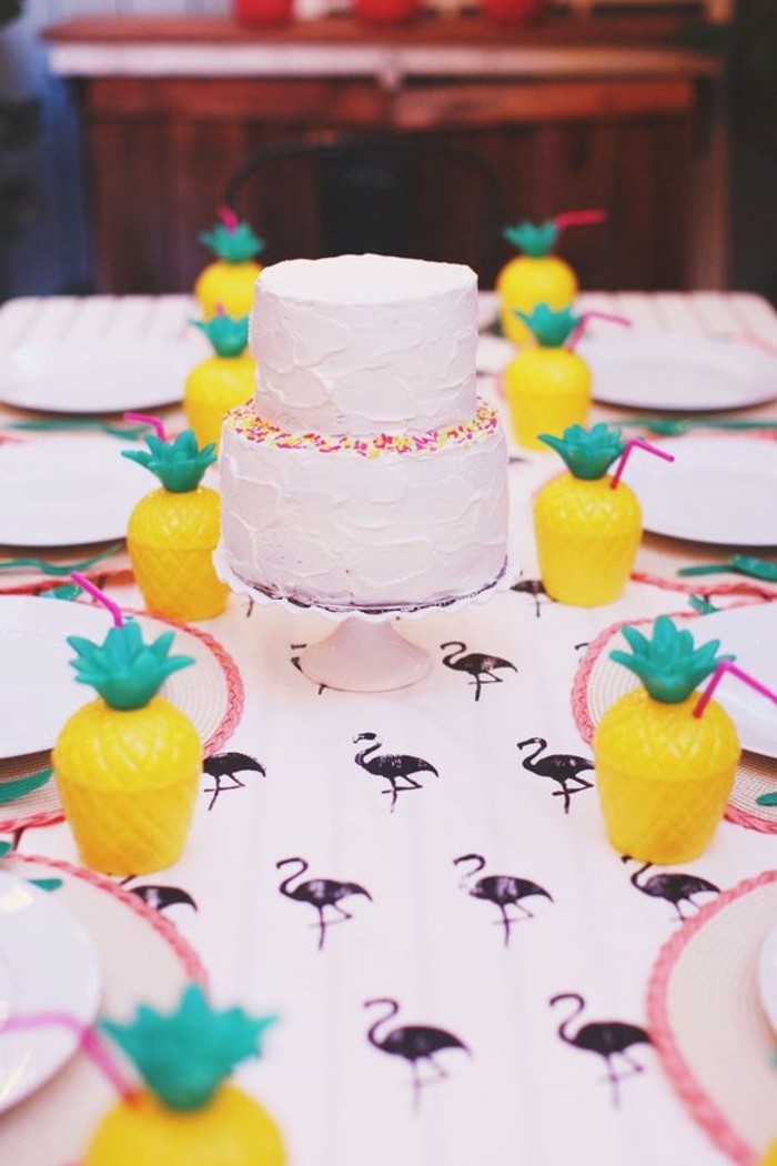 deko-zur-taufe-weiße-süße-torte-und-kreative-gelbe-dekorationen