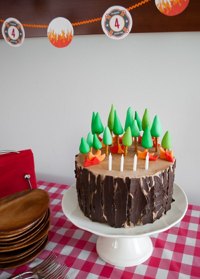 diy-geburtstagstorte-kind-party-schokoladentorte-mit-grünen-deko-bäumen-geburtstagskuchen-rezept-inspiration-rot-weiße-tischdecke