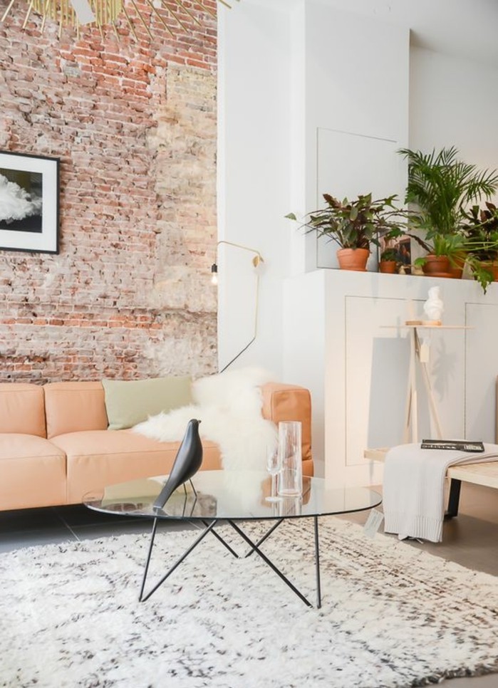 effektvolle-wohnzimmer-wandgestaltung-schöne-ziegelwand-elegantes-sofa