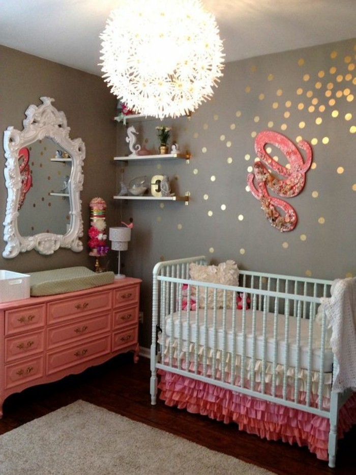 effektvolles-modell-baby-kinderbett-mädchen-weiße-farbe-babyzimmer-mit-grauen-wänden