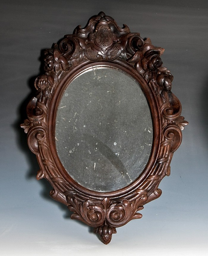 ein-nicht-tradizioneller-barock-spiegel