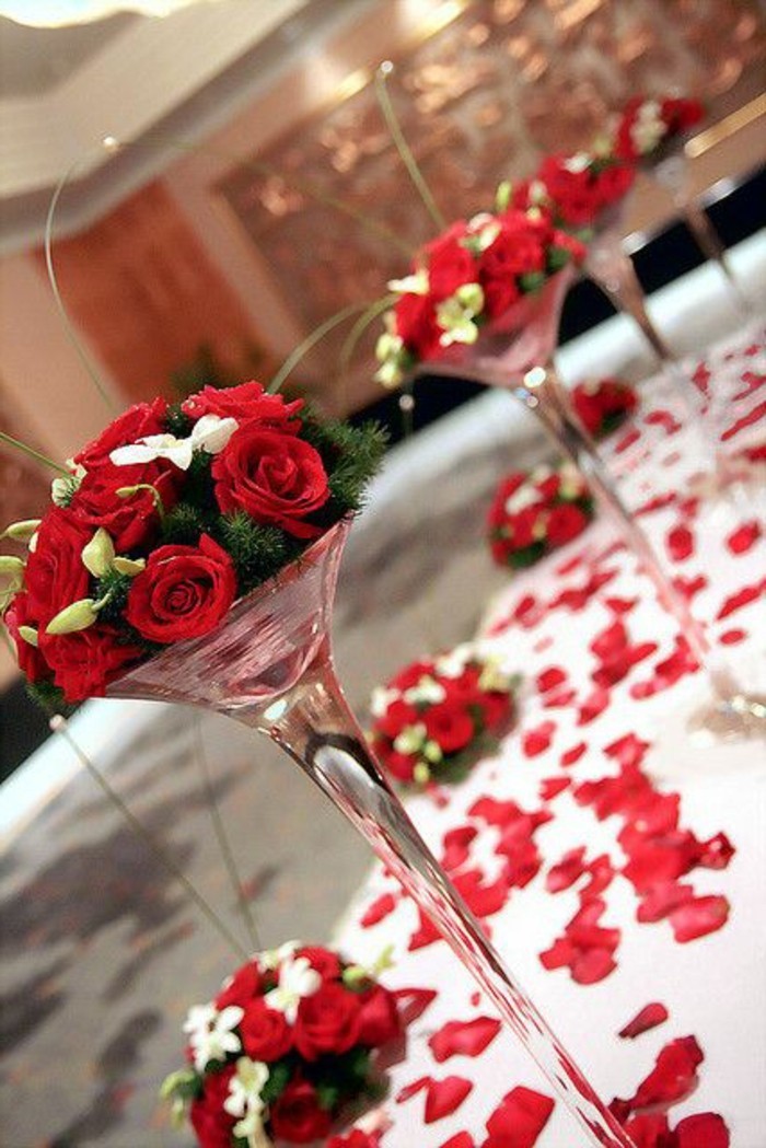 elegante-Tischdekoration-Ideen-mit-Rosenblättern